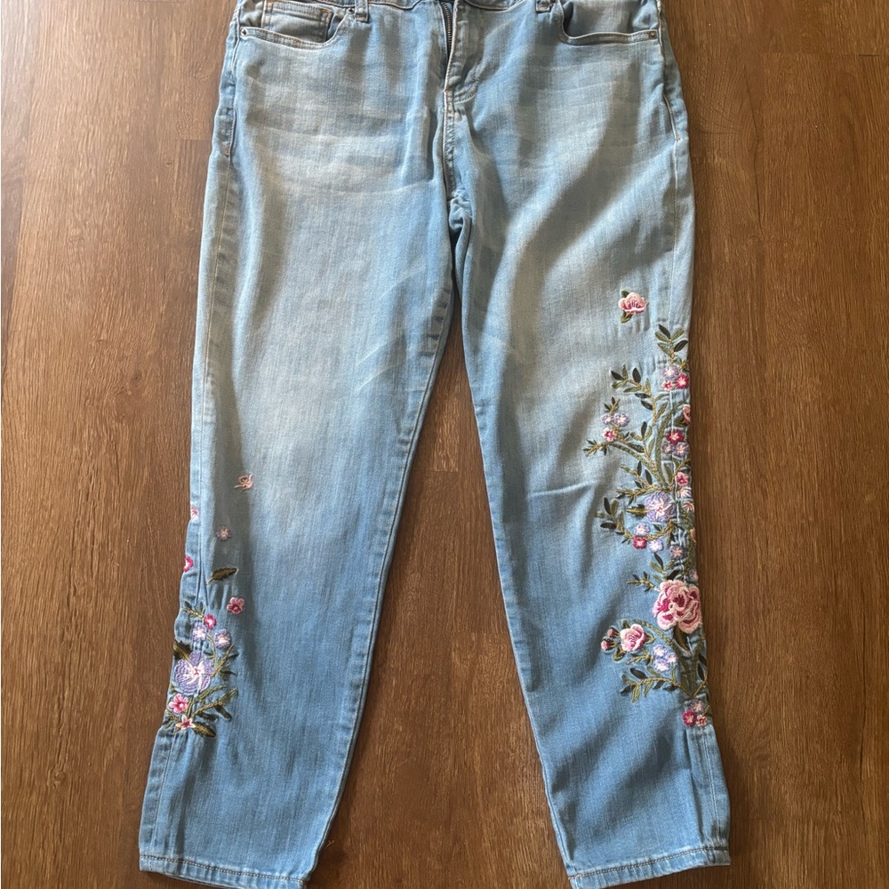 Hippie Laundry Blue Jeans with Floral Embroidery